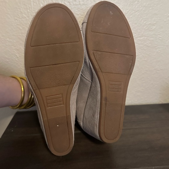 EUC✨TOMS: Light Sand,Suede Lace up bootie - Picture 4 of 4